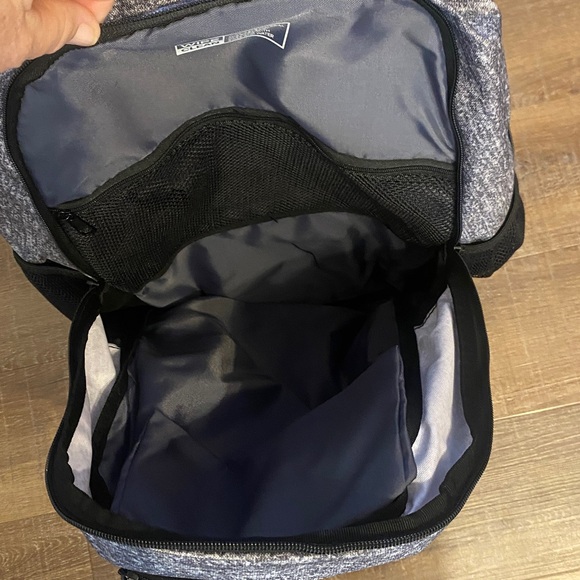 Adidas foundation 6 grey and Black Backpack new with tags - Picture 5 of 10